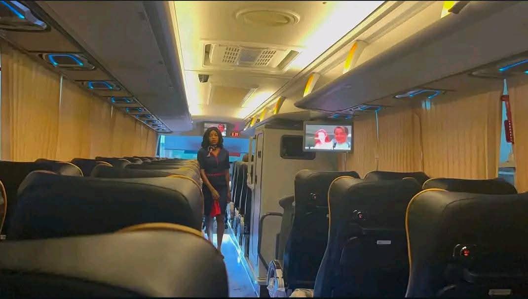 Intérieur VIP avec écrans et hôtesse